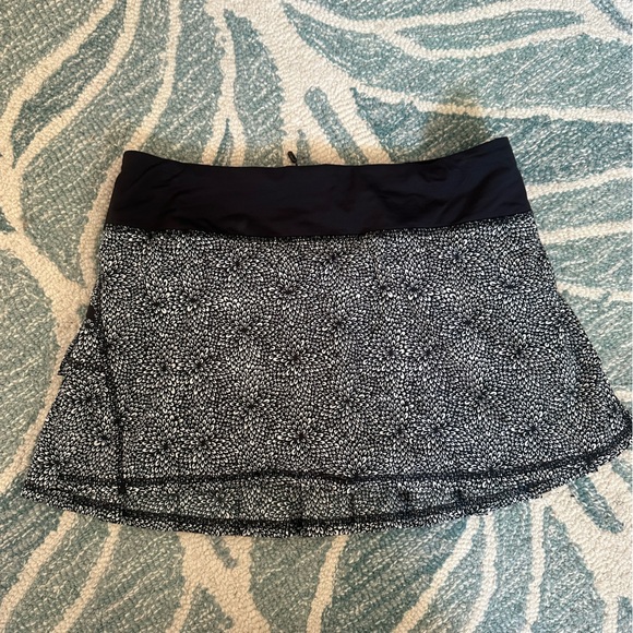 Lululemon Tennis Skirt Sz 4 (black/white floral) - Picture 2 of 4